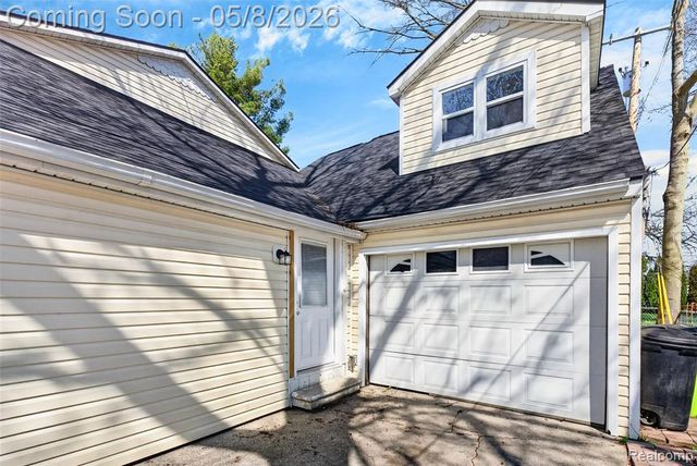 29157 S Wesley Avenue, Flat Rock, MI 48134
