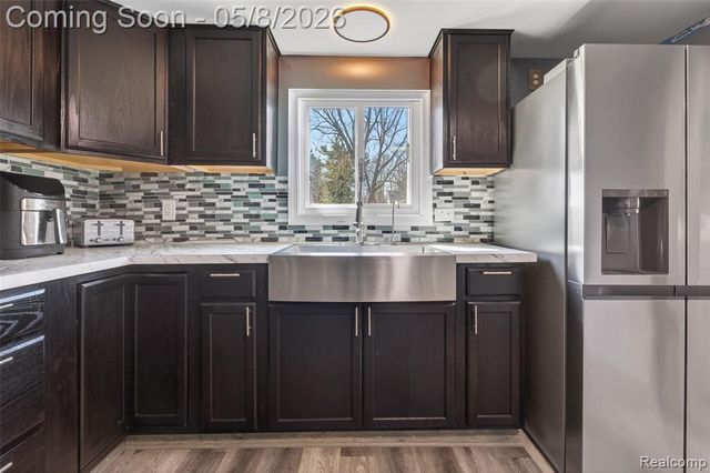 29157 S Wesley Avenue, Flat Rock, MI 48134