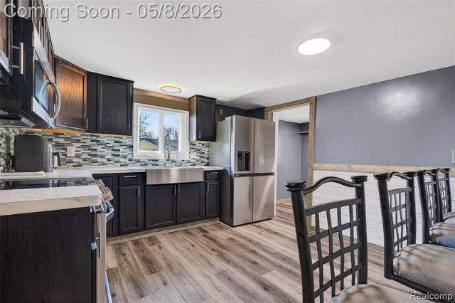 29157 S Wesley Avenue, Flat Rock, MI 48134