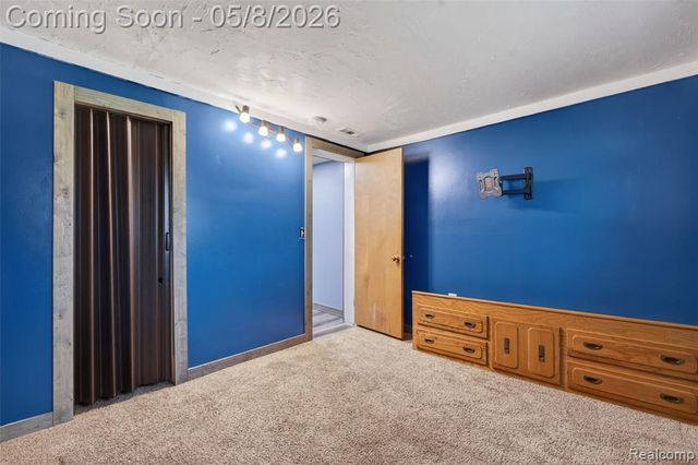 29157 S Wesley Avenue, Flat Rock, MI 48134