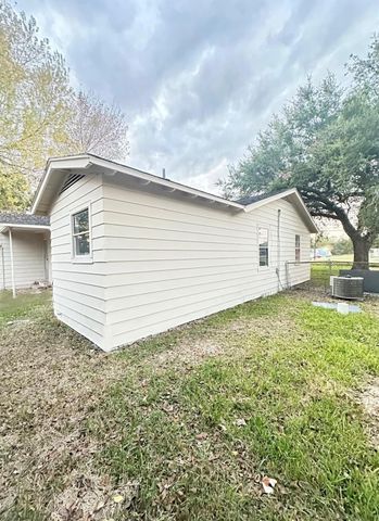 2108 Horn Road, Bay City, TX 77414