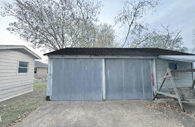 2108 Horn Road, Bay City, TX 77414