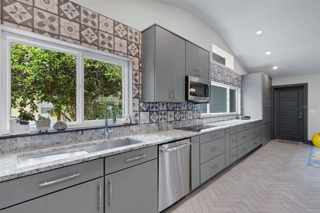 2634 COLLINS AVENUE, Lakeland, FL 33803