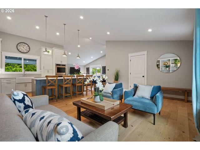957 MARYLHURST Dr, West Linn, OR 97068