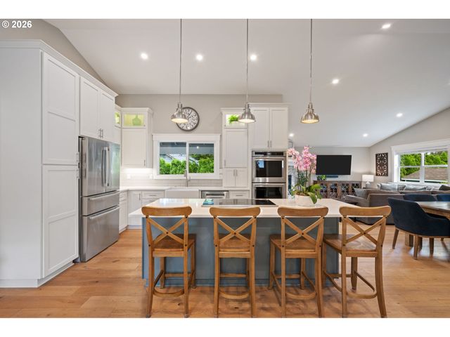 957 MARYLHURST Dr, West Linn, OR 97068