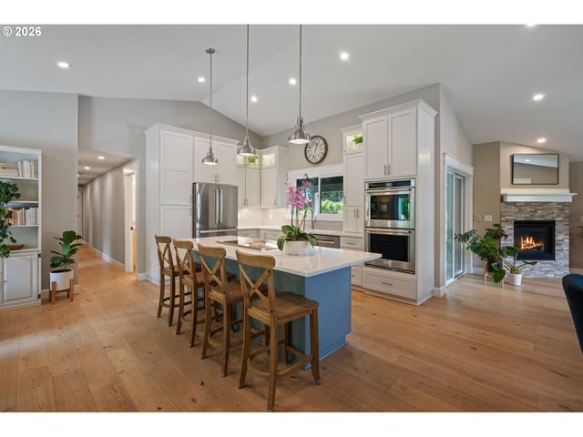 957 MARYLHURST Dr, West Linn, OR 97068