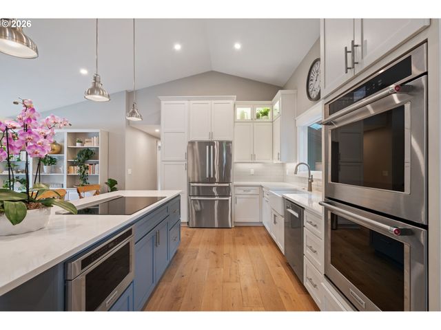 957 MARYLHURST Dr, West Linn, OR 97068