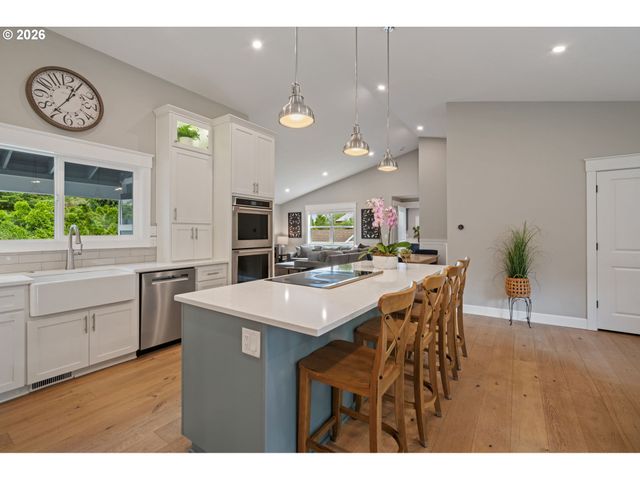 957 MARYLHURST Dr, West Linn, OR 97068