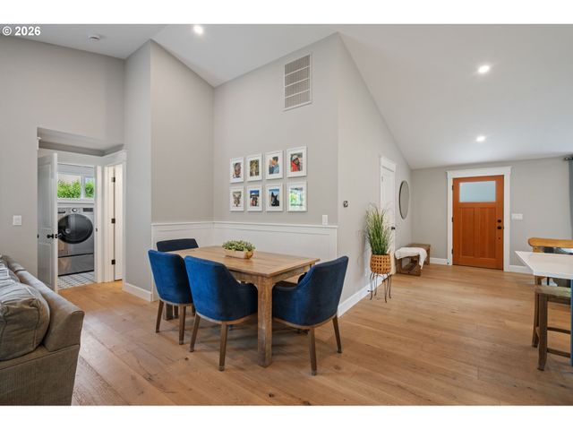 957 MARYLHURST Dr, West Linn, OR 97068