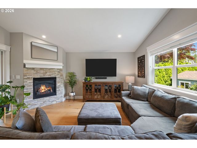 957 MARYLHURST Dr, West Linn, OR 97068