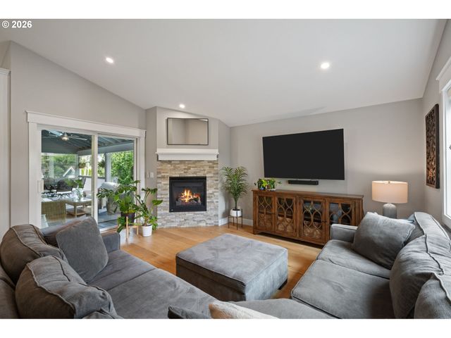 957 MARYLHURST Dr, West Linn, OR 97068