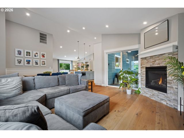 957 MARYLHURST Dr, West Linn, OR 97068
