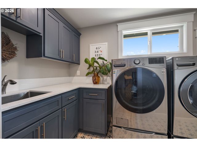 957 MARYLHURST Dr, West Linn, OR 97068
