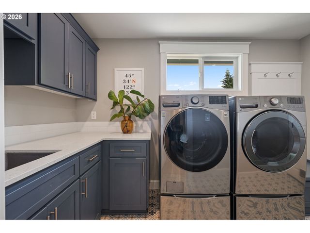 957 MARYLHURST Dr, West Linn, OR 97068