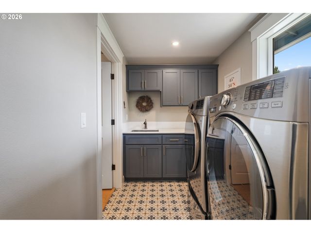 957 MARYLHURST Dr, West Linn, OR 97068