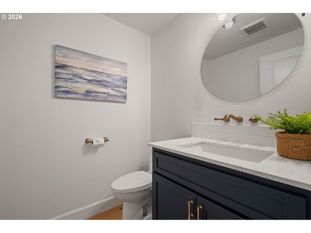957 MARYLHURST Dr, West Linn, OR 97068