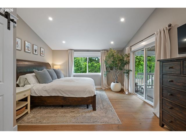 957 MARYLHURST Dr, West Linn, OR 97068