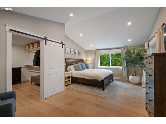 957 MARYLHURST Dr, West Linn, OR 97068