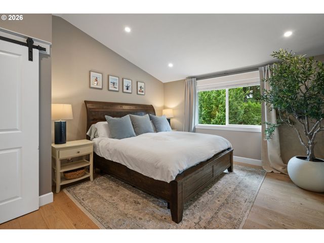 957 MARYLHURST Dr, West Linn, OR 97068