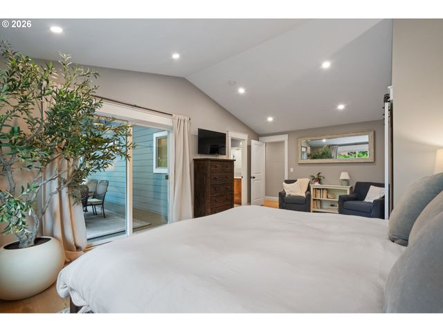 957 MARYLHURST Dr, West Linn, OR 97068