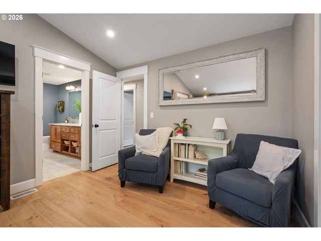 957 MARYLHURST Dr, West Linn, OR 97068