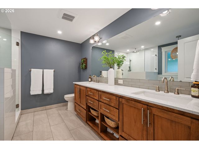 957 MARYLHURST Dr, West Linn, OR 97068