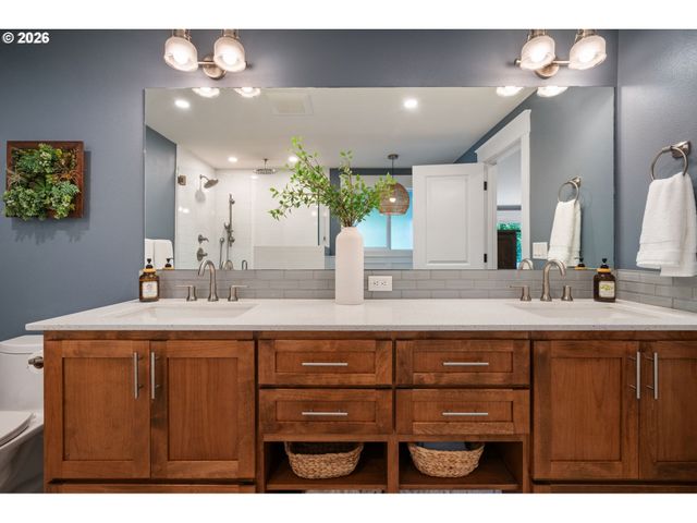 957 MARYLHURST Dr, West Linn, OR 97068