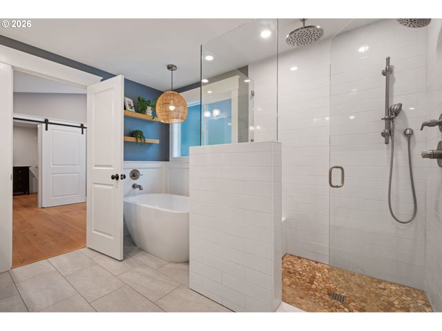 957 MARYLHURST Dr, West Linn, OR 97068