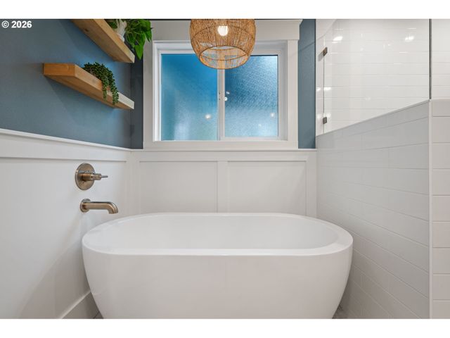 957 MARYLHURST Dr, West Linn, OR 97068