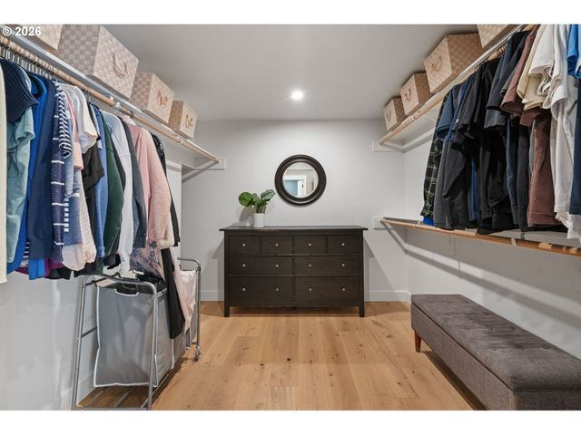 957 MARYLHURST Dr, West Linn, OR 97068