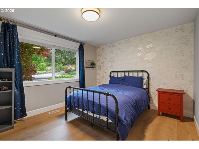 957 MARYLHURST Dr, West Linn, OR 97068