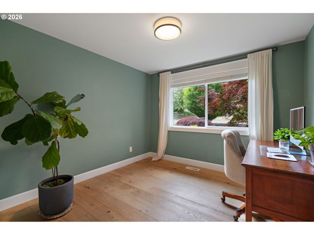 957 MARYLHURST Dr, West Linn, OR 97068