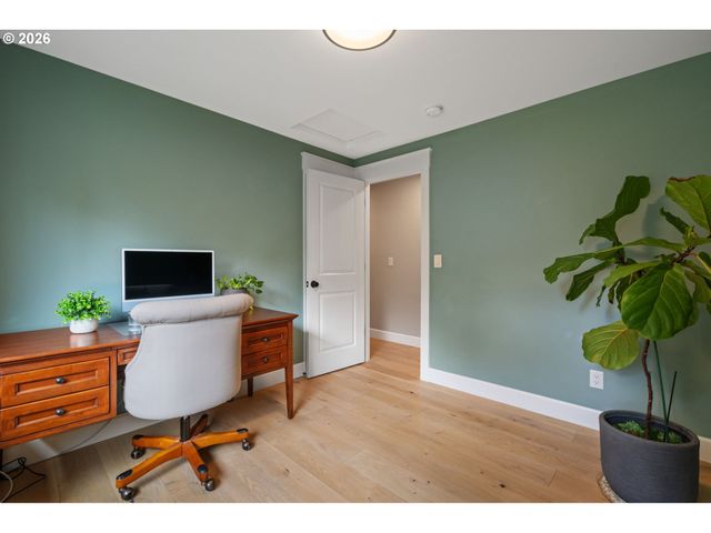 957 MARYLHURST Dr, West Linn, OR 97068