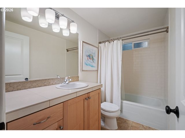 957 MARYLHURST Dr, West Linn, OR 97068