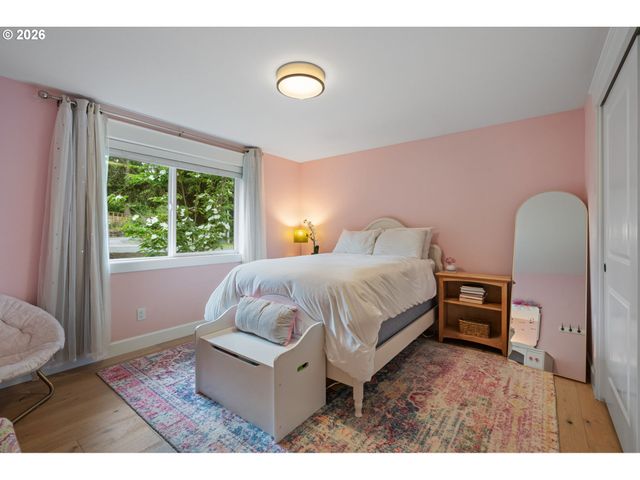 957 MARYLHURST Dr, West Linn, OR 97068