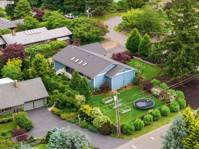 957 MARYLHURST Dr, West Linn, OR 97068