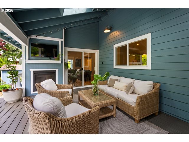 957 MARYLHURST Dr, West Linn, OR 97068