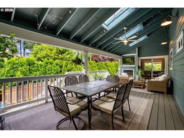 957 MARYLHURST Dr, West Linn, OR 97068