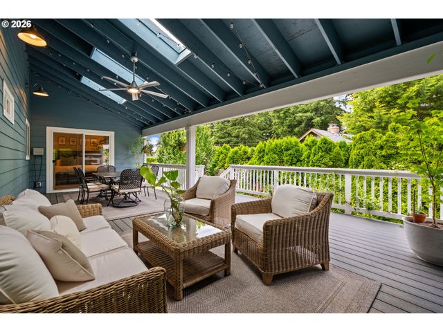 957 MARYLHURST Dr, West Linn, OR 97068