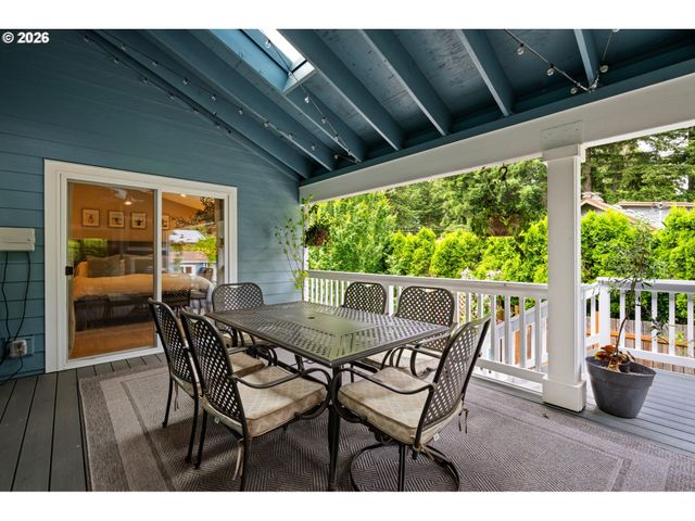 957 MARYLHURST Dr, West Linn, OR 97068