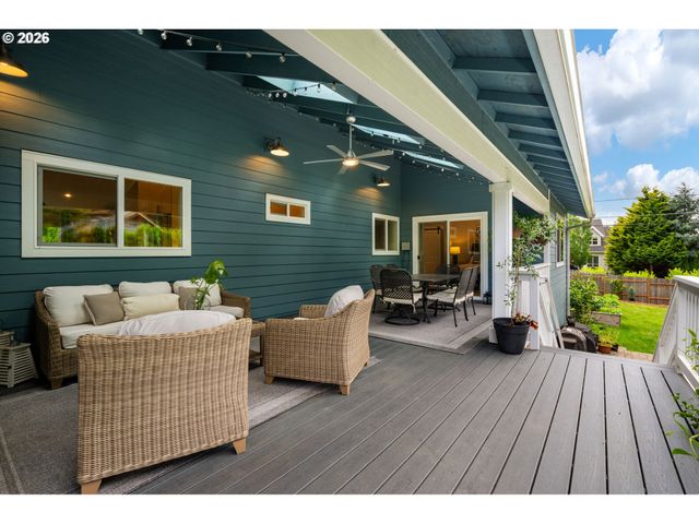 957 MARYLHURST Dr, West Linn, OR 97068