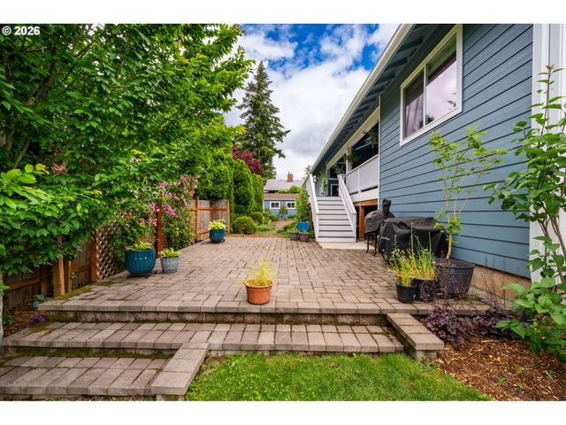 957 MARYLHURST Dr, West Linn, OR 97068