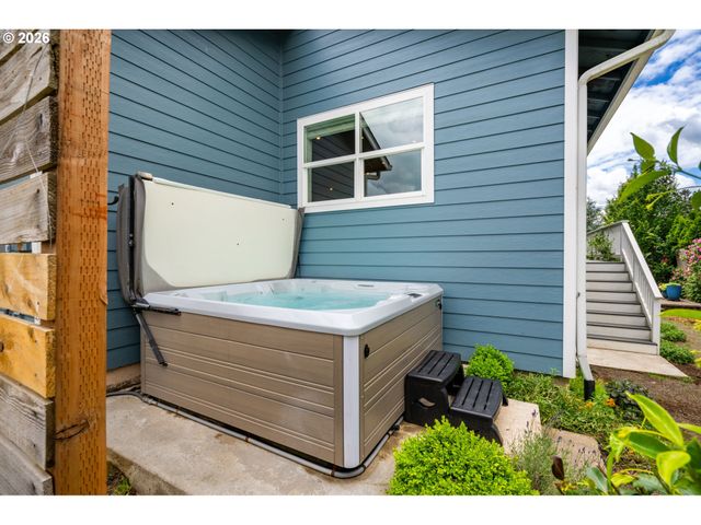 957 MARYLHURST Dr, West Linn, OR 97068