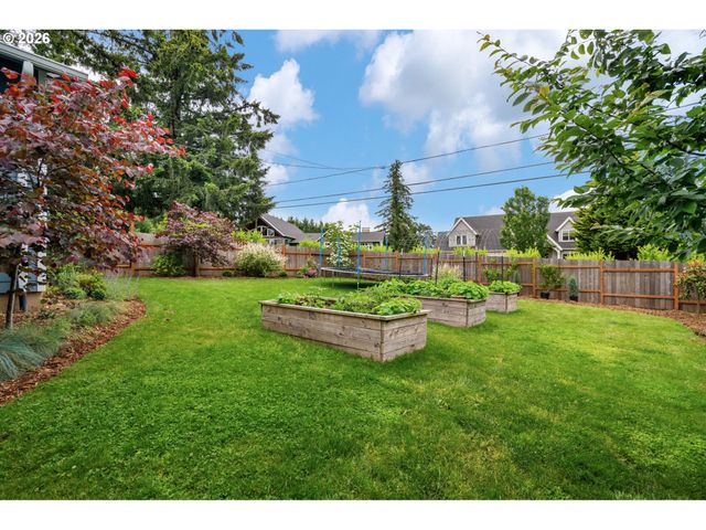 957 MARYLHURST Dr, West Linn, OR 97068