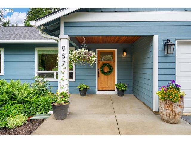 957 MARYLHURST Dr, West Linn, OR 97068