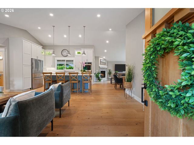 957 MARYLHURST Dr, West Linn, OR 97068
