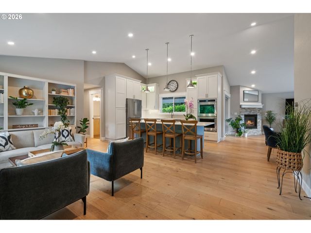 957 MARYLHURST Dr, West Linn, OR 97068