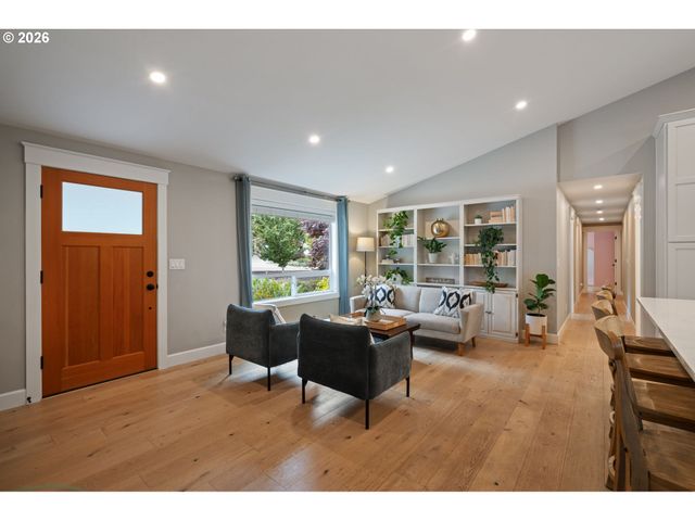 957 MARYLHURST Dr, West Linn, OR 97068