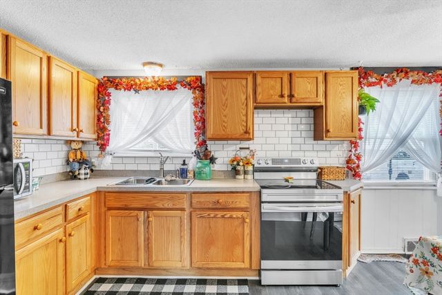 101 Regal St, Springfield, MA 01118