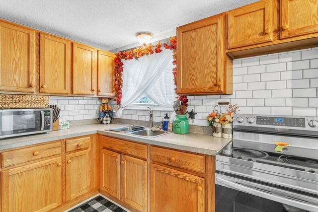 101 Regal St, Springfield, MA 01118